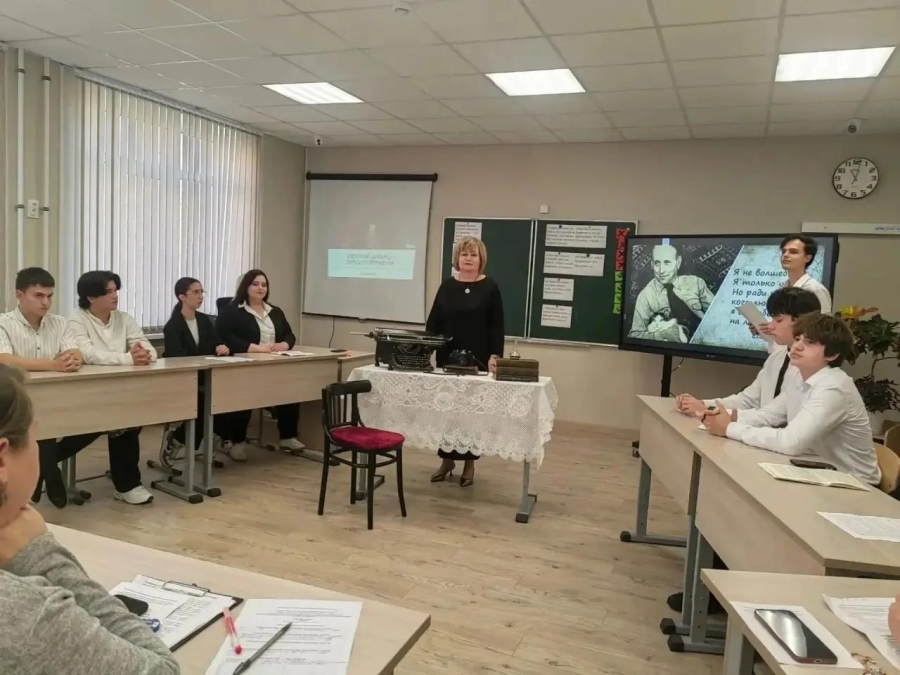 Республиканский круглый стол, посвящённый творчеству Е. Шварца: учителя и школьники исследовали классику сквозь призму современности